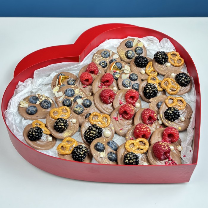 Большое сердце с шоколадом и ягодами