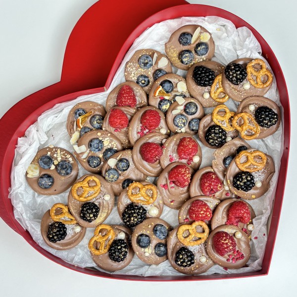 Большое сердце с шоколадом и ягодами