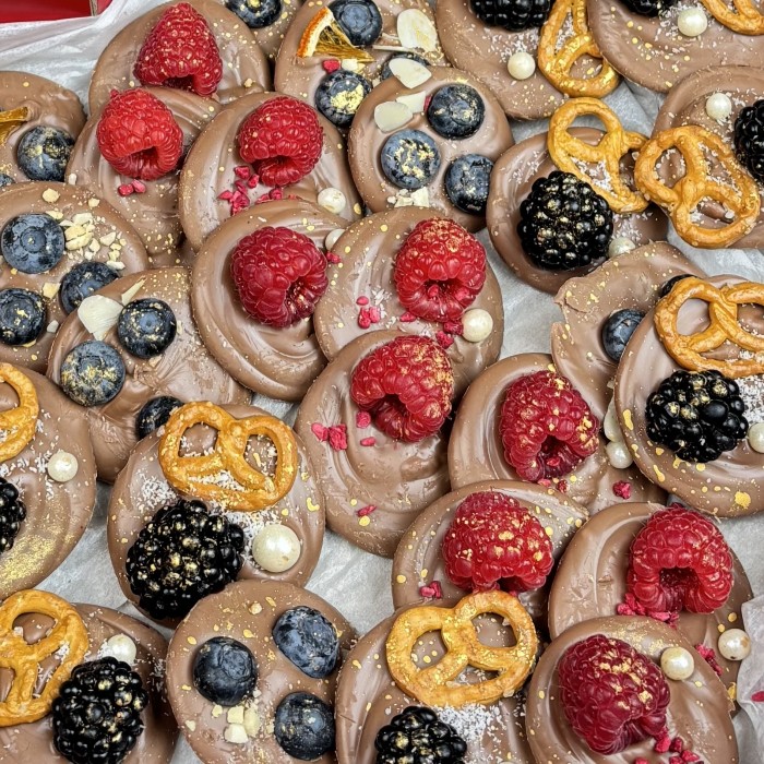 Большое сердце с шоколадом и ягодами