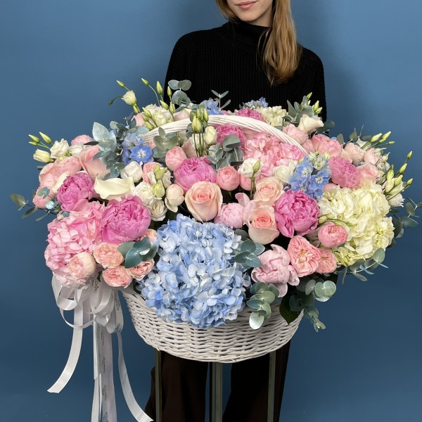 Средняя Композиция Парадайз с пионами в корзине