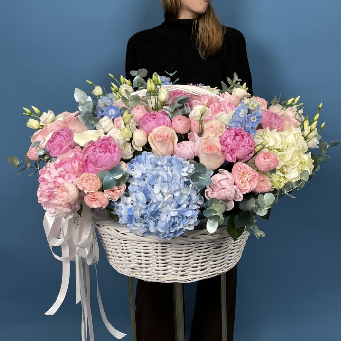 Средняя Композиция Парадайз с пионами в корзине