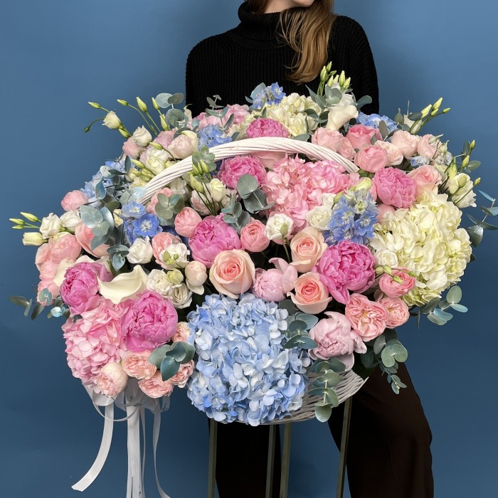 Средняя Композиция Парадайз с пионами в корзине