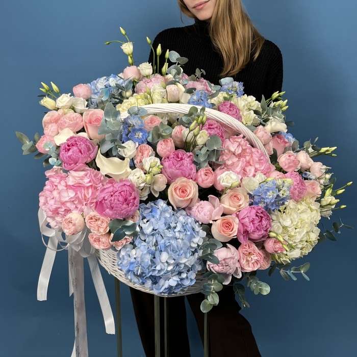 Средняя Композиция Парадайз с пионами в корзине