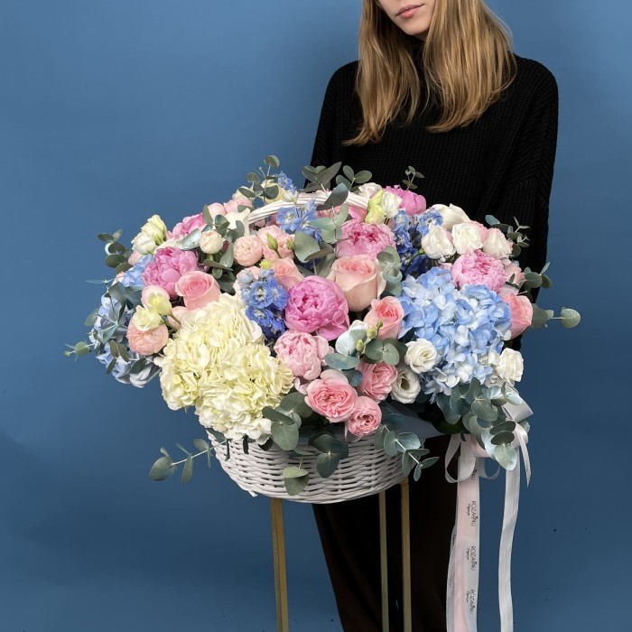 Маленькая Композиция Парадайз с пионами в корзине