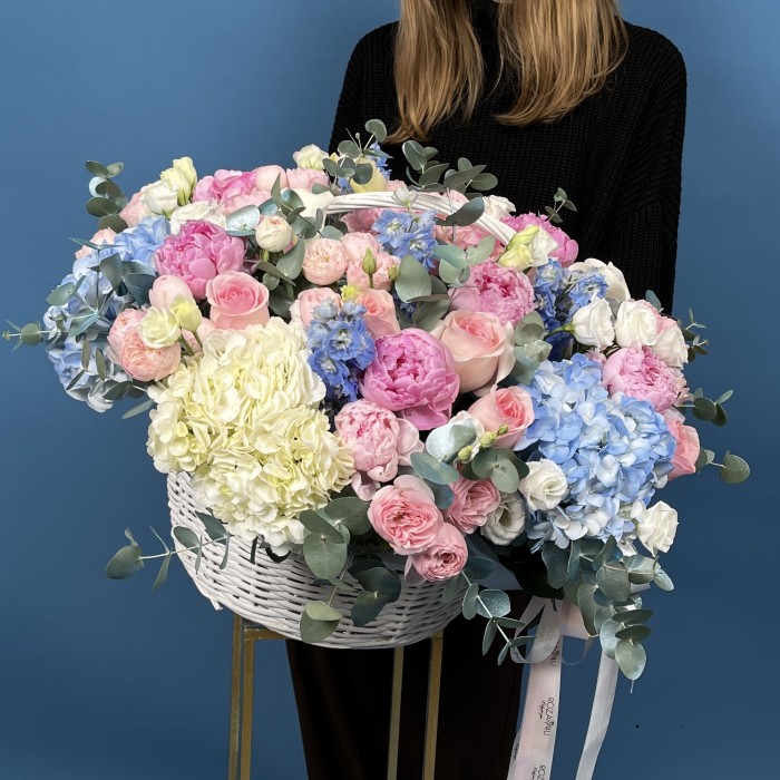 Маленькая Композиция Парадайз с пионами в корзине