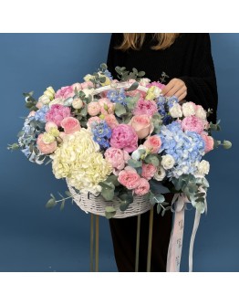 Маленькая Композиция Парадайз с пионами в корзине