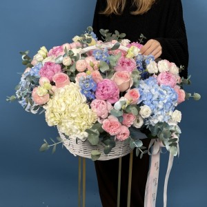 Маленькая Композиция Парадайз с пионами в корзине