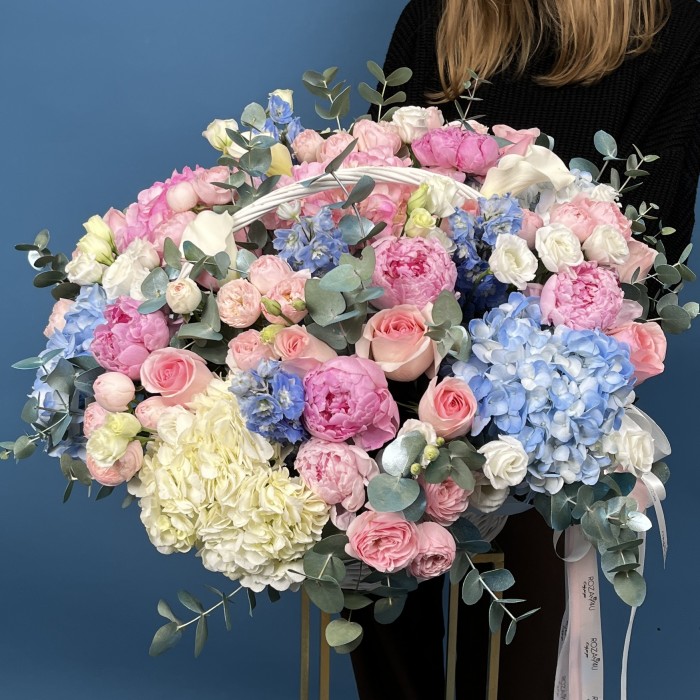 Маленькая Композиция Парадайз с пионами в корзине