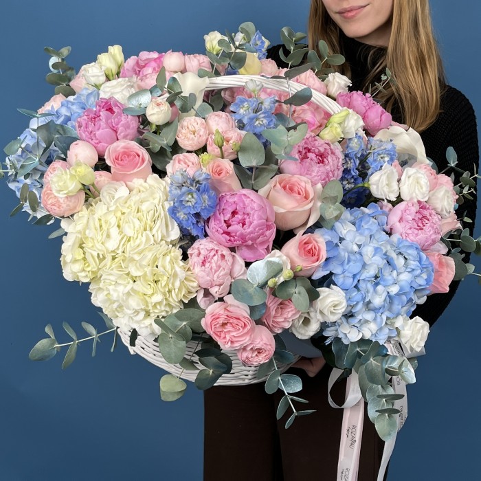 Маленькая Композиция Парадайз с пионами в корзине