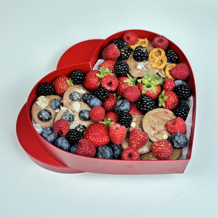 Сердце из свежих ягод и шоколада