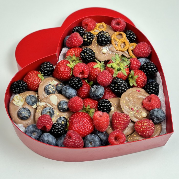 Сердце из свежих ягод и шоколада