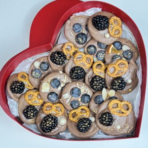 Шоколад ручной работы голубика ежевика в сердце Шоколад ручной работы голубика ежевика в сердце