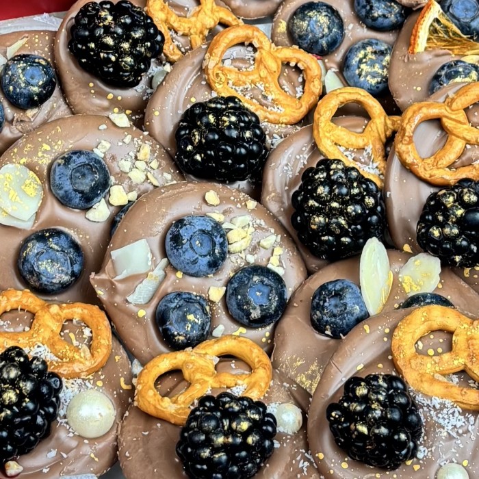 Шоколад ручной работы голубика ежевика в сердце