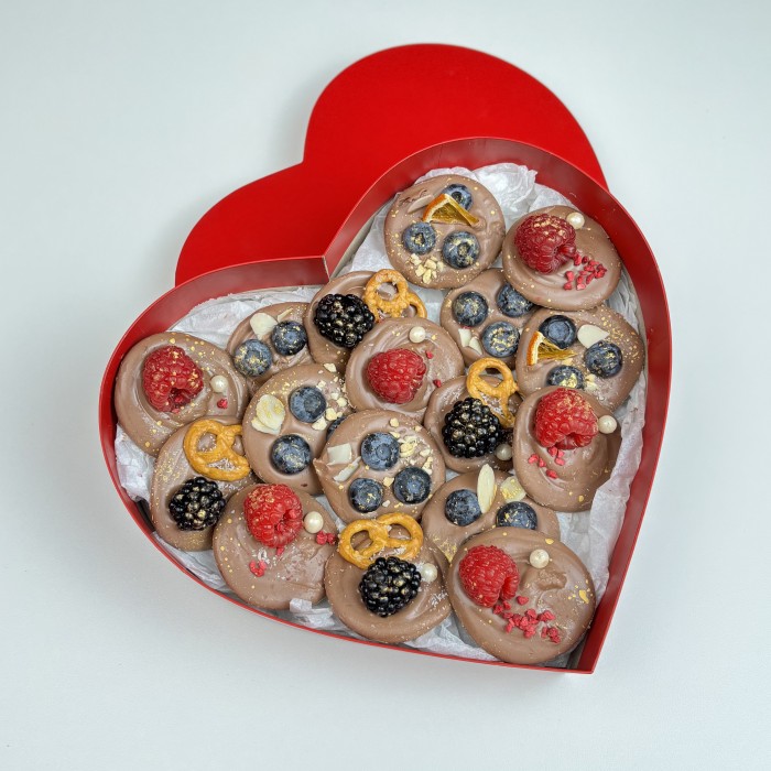 Шоколад ручной работы с ягодами микс в сердце