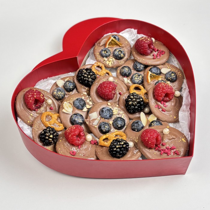 Шоколад ручной работы с ягодами микс в сердце