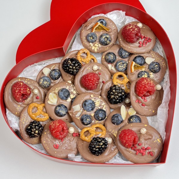 Шоколад ручной работы с ягодами микс в сердце