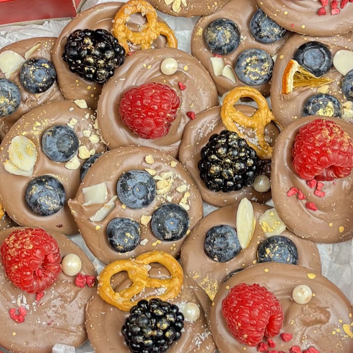 Шоколад ручной работы с ягодами микс в сердце