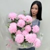 15 розовых хризантем с эвкалиптом