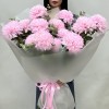 15 розовых хризантем с эвкалиптом