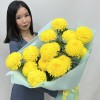 15 желтых хризантем с эвкалиптом