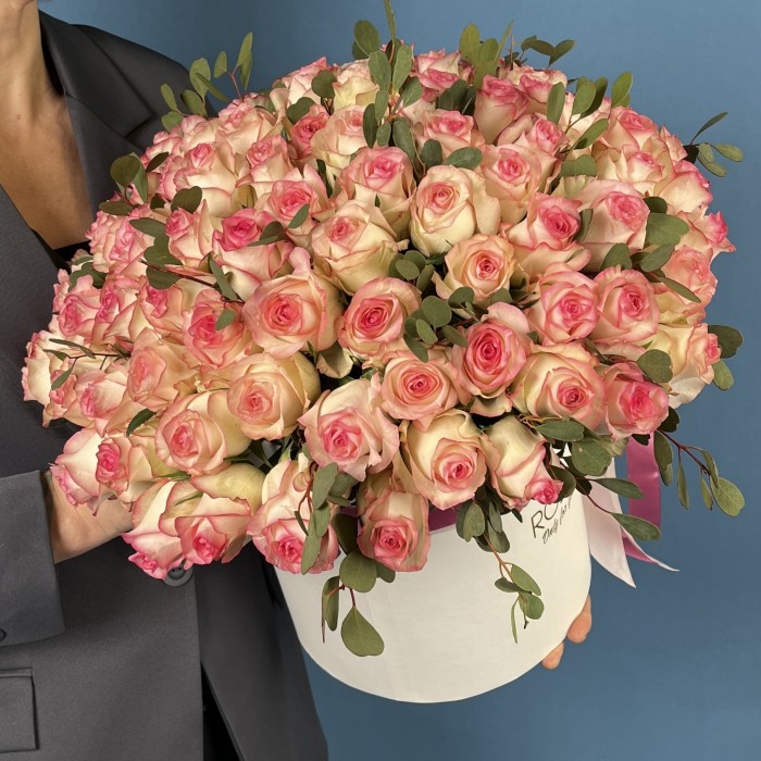 101 светло-розовая роза Джумилия с эвкалиптом Вебстериана в коробке