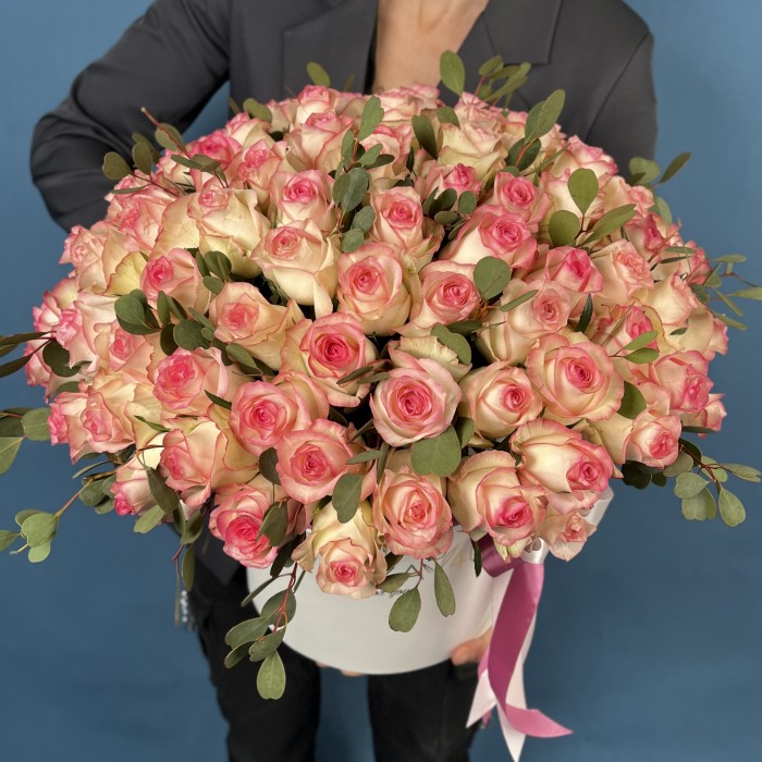 101 светло-розовая роза Джумилия с эвкалиптом Вебстериана в коробке