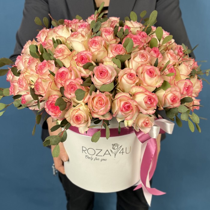 101 светло-розовая роза Джумилия с эвкалиптом Вебстериана в коробке