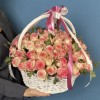 101 светло-розовая роза Джумилия с эвкалиптом Вебстериана в корзине