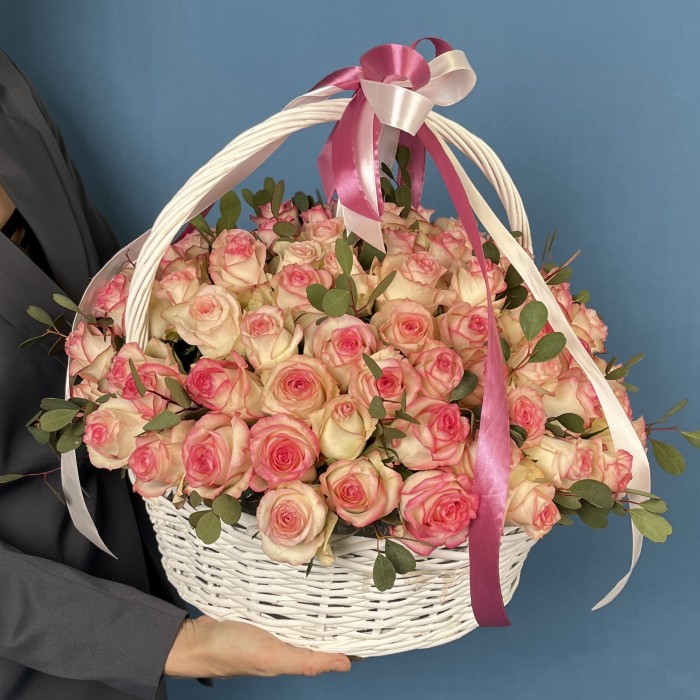 101 светло-розовая роза Джумилия с эвкалиптом Вебстериана в корзине