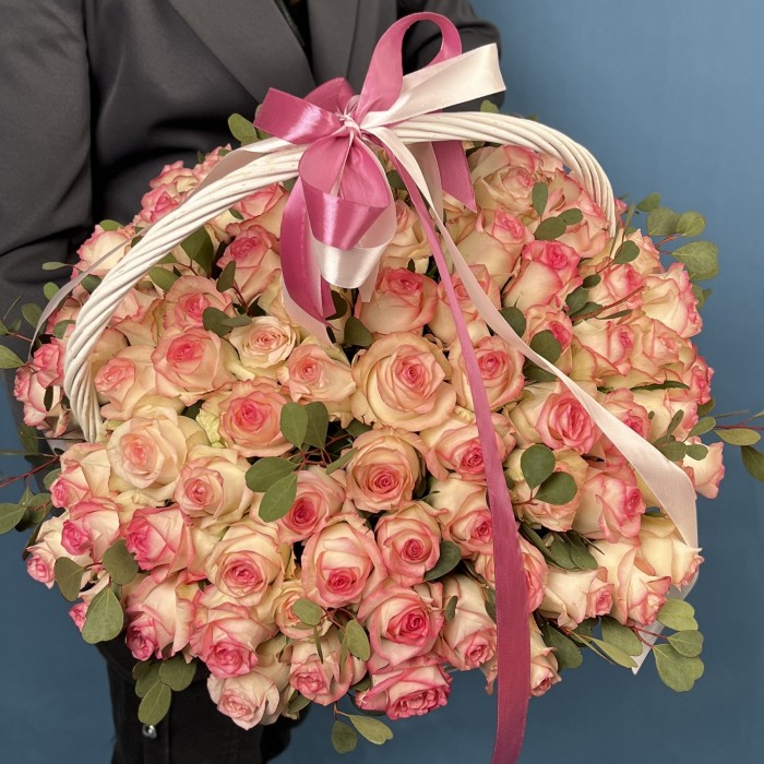 101 светло-розовая роза Джумилия с эвкалиптом Вебстериана в корзине