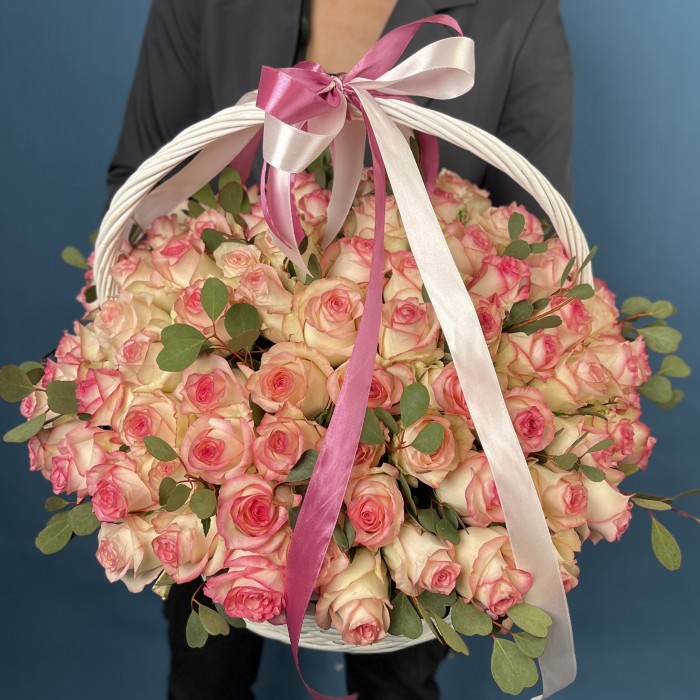 101 светло-розовая роза Джумилия с эвкалиптом Вебстериана в корзине