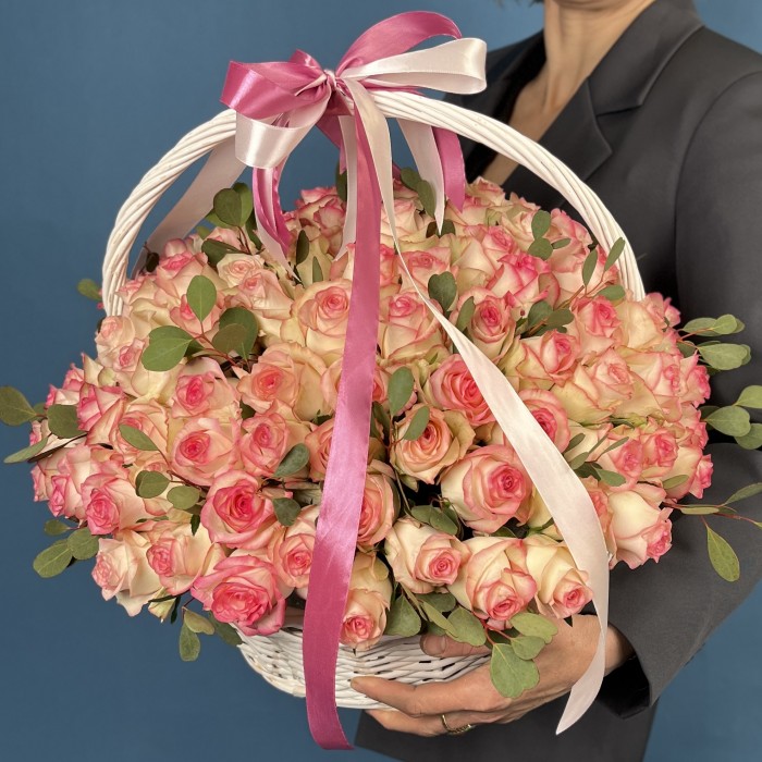 101 светло-розовая роза Джумилия с эвкалиптом Вебстериана в корзине