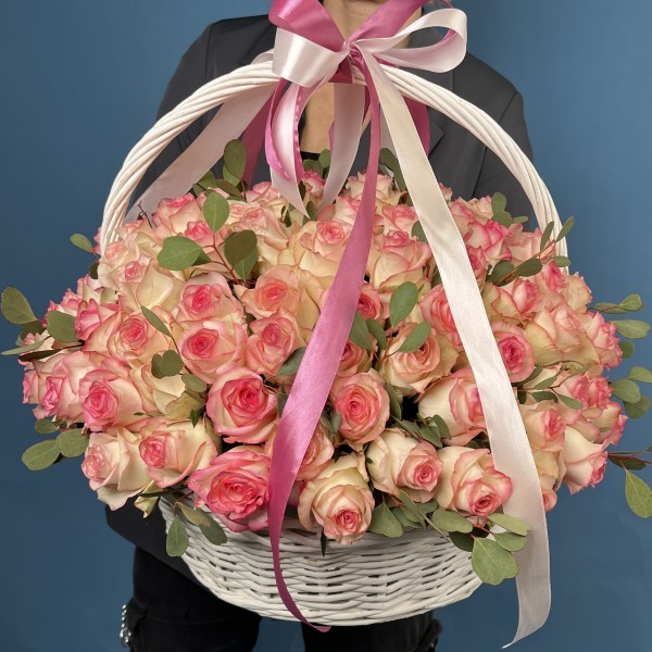 101 светло-розовая роза Джумилия с эвкалиптом Вебстериана в корзине