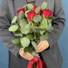 9 красных роз с эвкалиптом Популюс