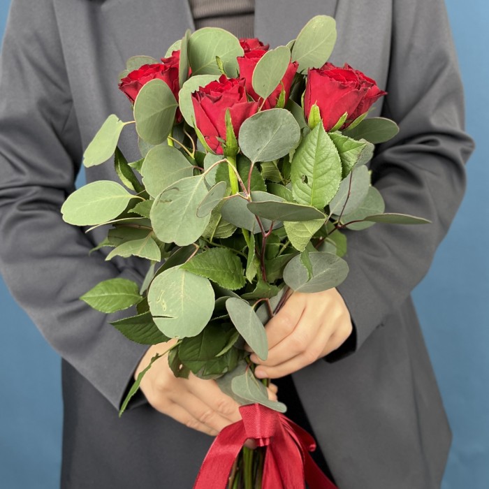 9 красных роз с эвкалиптом Популюс