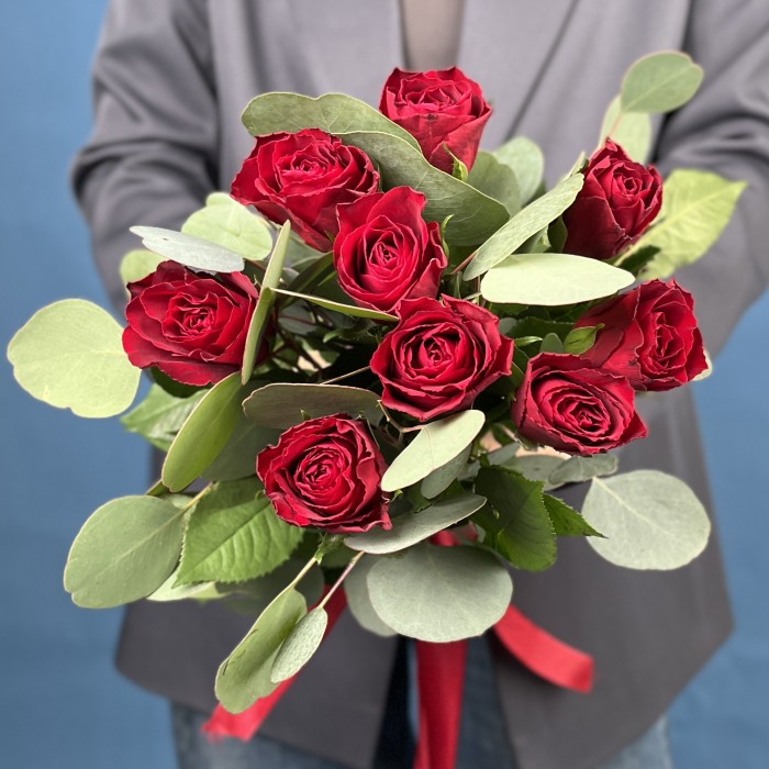 9 красных роз с эвкалиптом Популюс