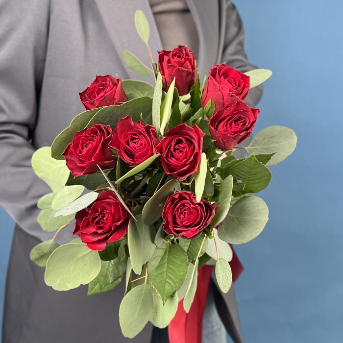 9 красных роз с эвкалиптом Популюс