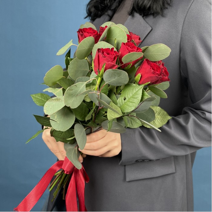 9 красных роз с эвкалиптом Популюс