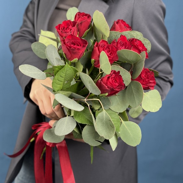 9 красных роз с эвкалиптом Популюс