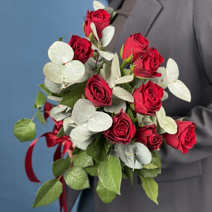 9 красных роз с эвкалиптом