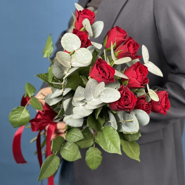 9 красных роз с эвкалиптом