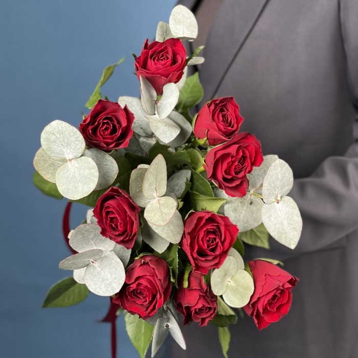 9 красных роз с эвкалиптом