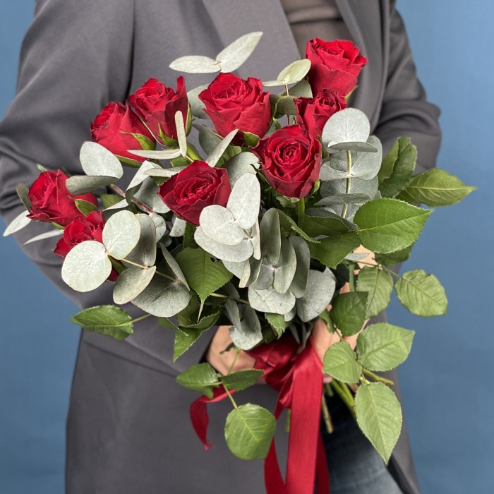 9 красных роз с эвкалиптом