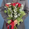 9 красных роз с эвкалиптом