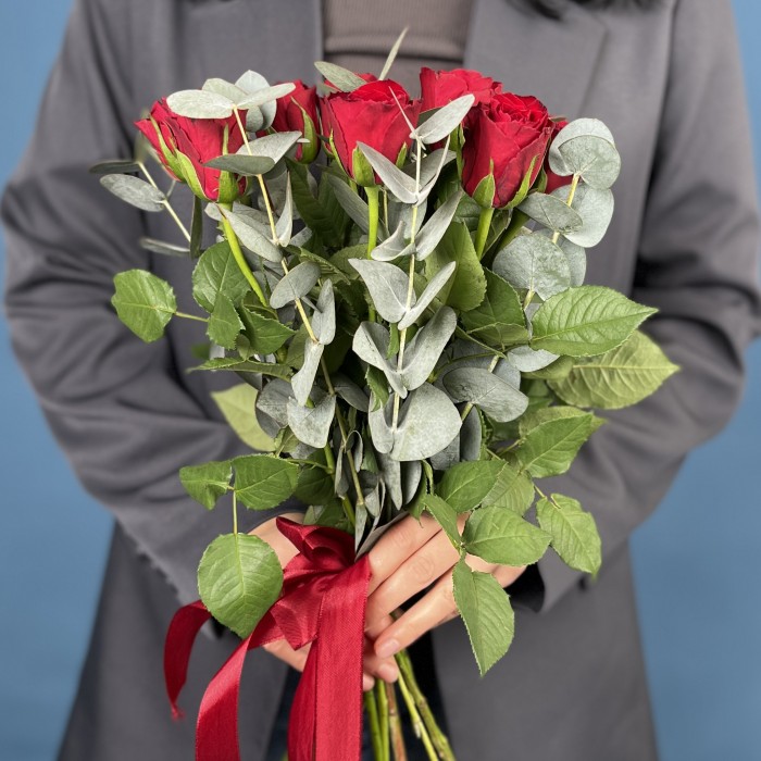 9 красных роз с эвкалиптом