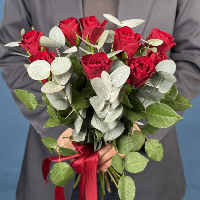 9 красных роз с эвкалиптом