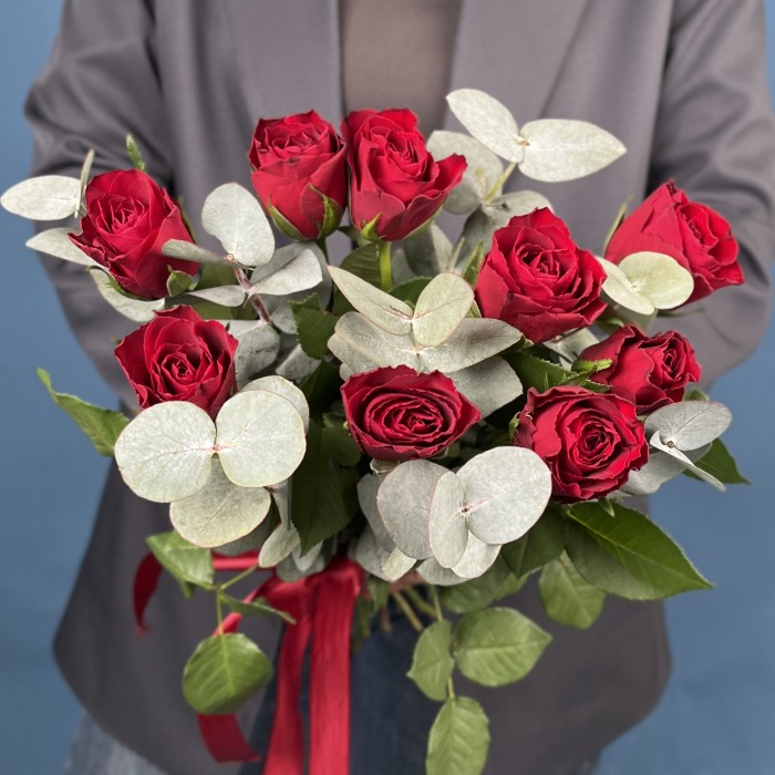 9 красных роз с эвкалиптом