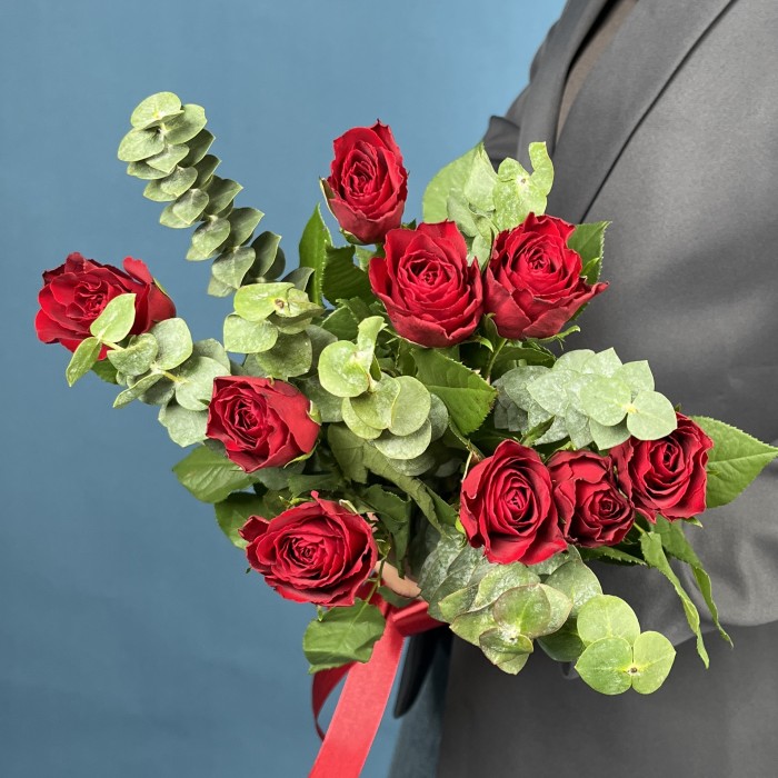 9 красных роз с эвкалиптом Бэби Блю