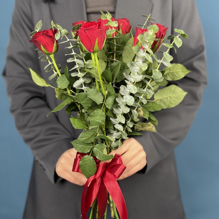 9 красных роз с эвкалиптом Бэби Блю