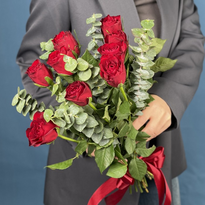 9 красных роз с эвкалиптом Бэби Блю